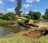 Três escavadeiras anfíbias realizam desassoreamento do Rio Sorocaba por três meses